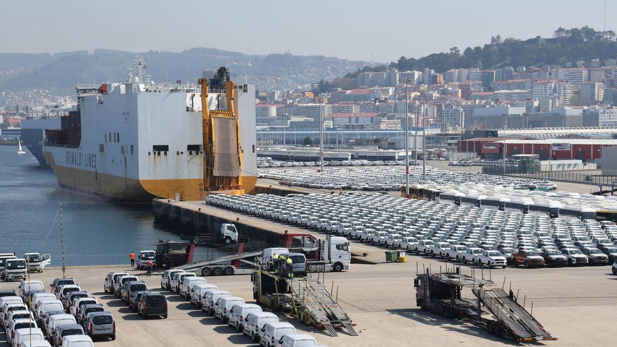 Actividad en la terminal de Bouzas durante este martes.