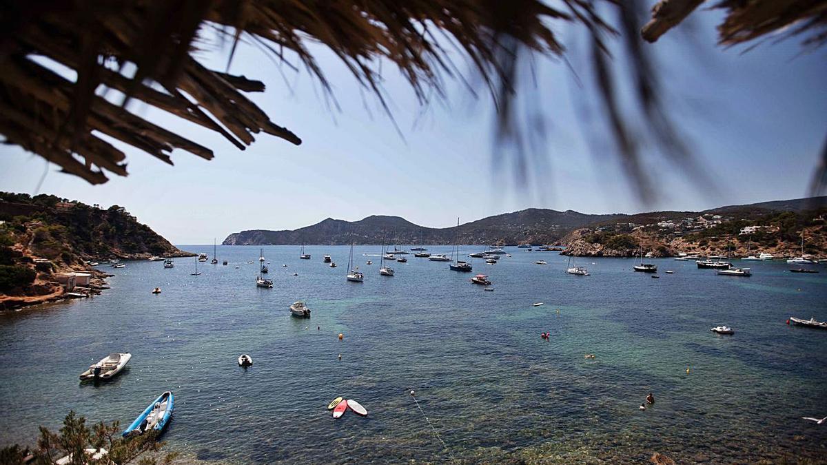 Porroig es uno de los lugares que acoge numerosos barcos pequeños durante el verano. | TONI ESCOBAR