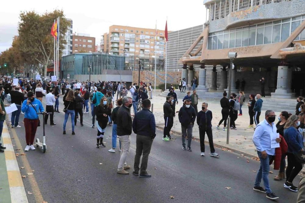 Hosteleros protestan en Cartagena por el cierre de los bares