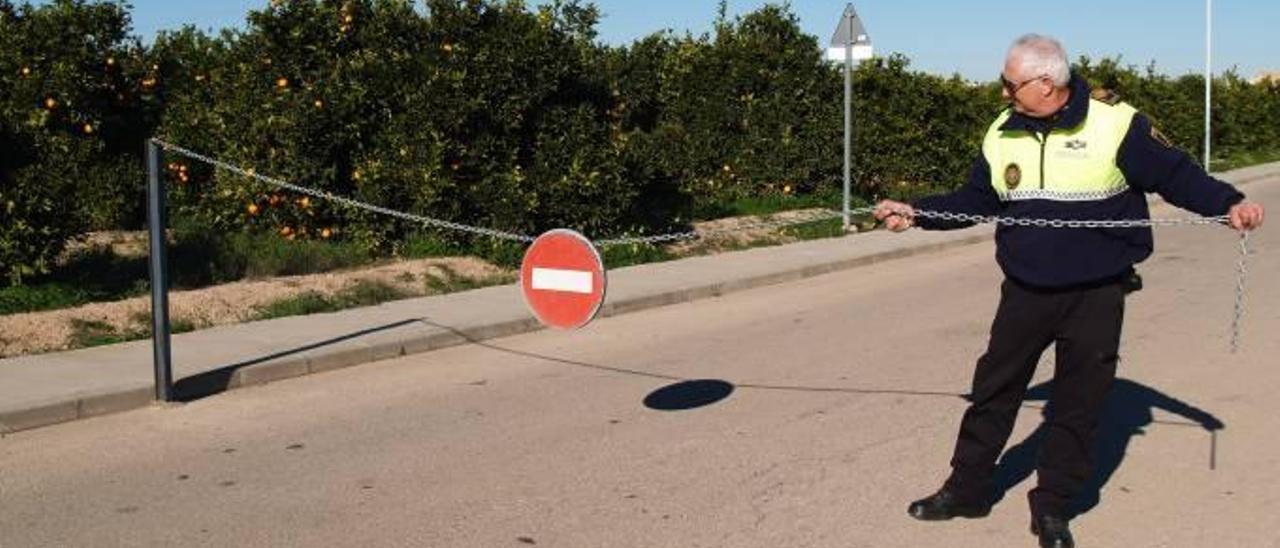 La Policía Local de Polinyà de Xúquer corta un camino rural para evitar robos en los campos.