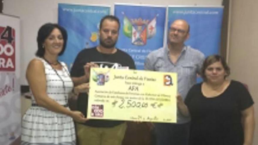 Entrega del cheque a la presidenta del Alzheimer.