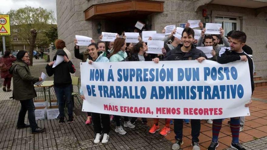 Con una pancarta llegaron a cortar el tráfico en la calle Rosalía de Castro unos instantes. // Noé Parga