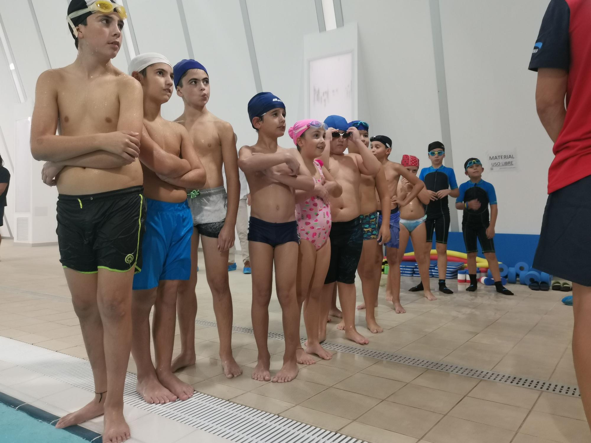 Inicio de los cursos de natación en la piscina de As Lagoas, en Bueu