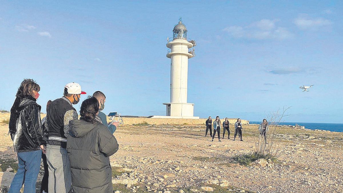 Grabación del videoclip con las siete bailarinas y los directores del vídeo en la Mola.