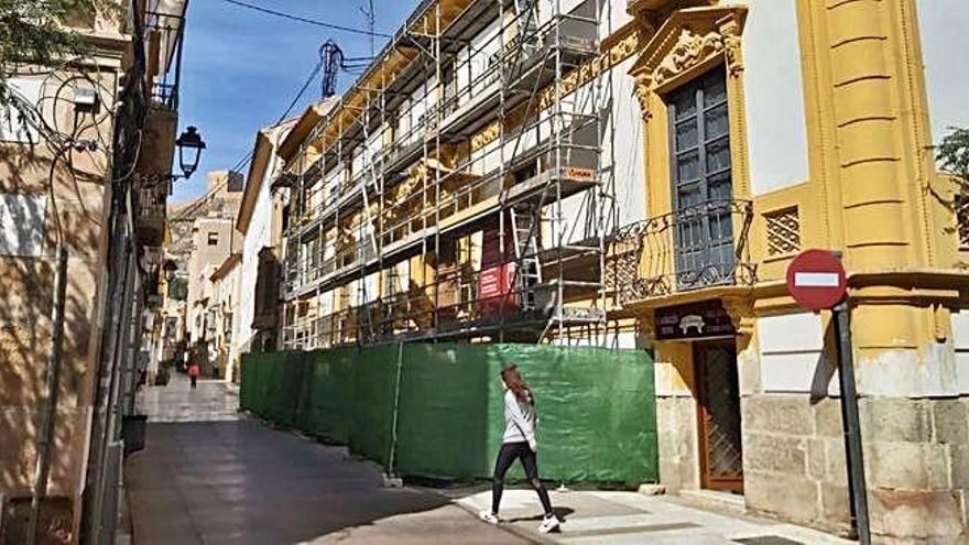 La fachada del casino ya luce los andamios que atestiguan el inicio de las obras.