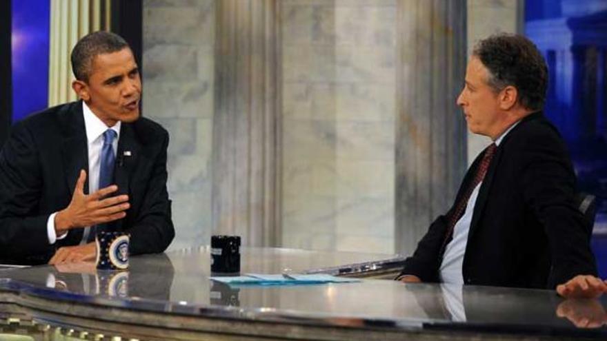 Stewart, a la derecha, en una entrevista a Obama.