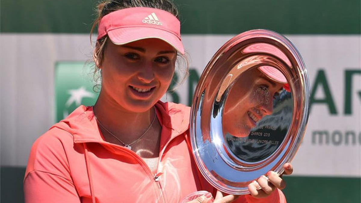 Paula Badosa posando con su trofeo de campeona júnior Roland Garros