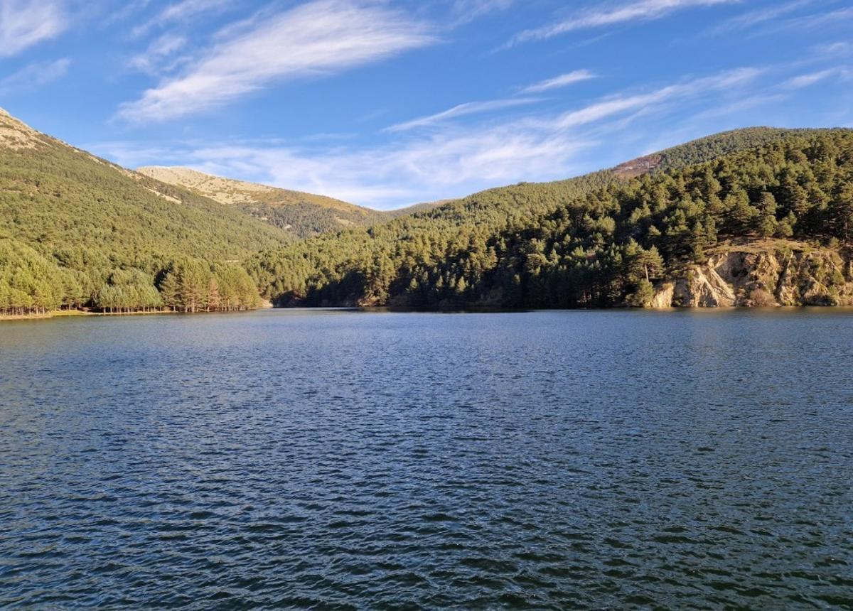 Vista del embalse de El Tejo, cerca de El Espinar (Segovia), que tiene activado el nivel de emergencia por riesgo de rotura.