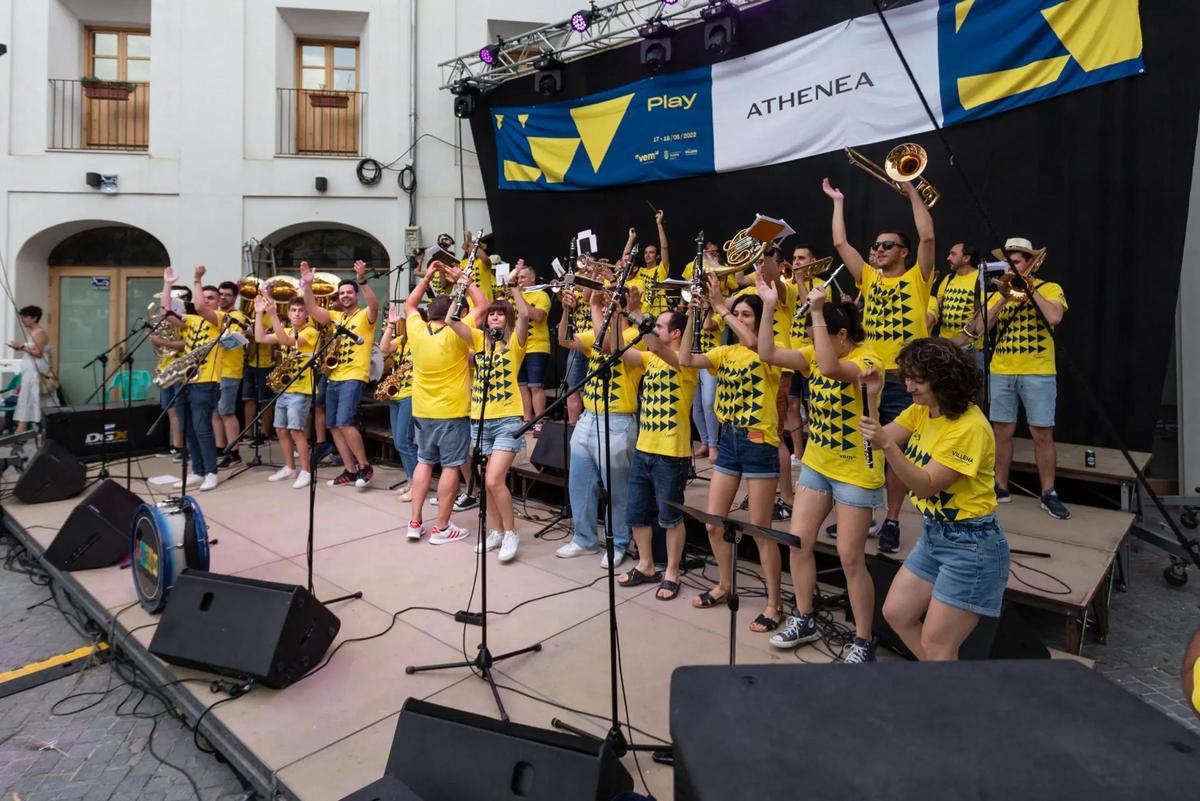 El VEM es abierto a todo el mundo, como espectador y como intérprete. En todo caso, siempre voluntario y altruista.