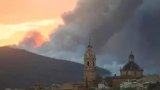 El incendio forestal de Tuéjar arrasa 690 hectáreas, deja dos bomberos heridos leves y moviliza a 200 efectivos