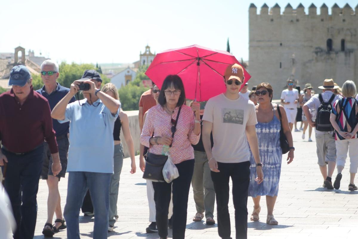 El calor no impide que Córdoba siga recibiendo visitantes estos días.