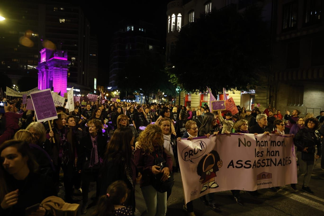 València se tiñe de morado en la lucha contra la violencia machista