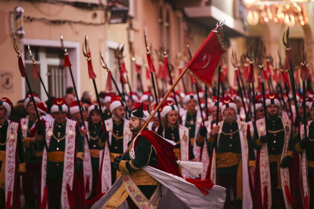 El desfile de La Entrada da la bienvenida a los Moros y Cristianos de Sax