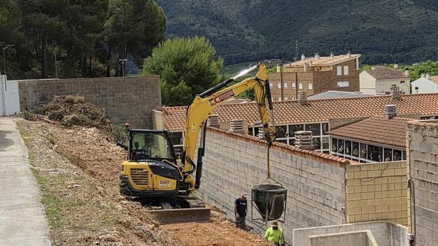 Tavernes de la Valldigna construye muros de contención en el cementerio para ampliar su capacidad con 48 nichos