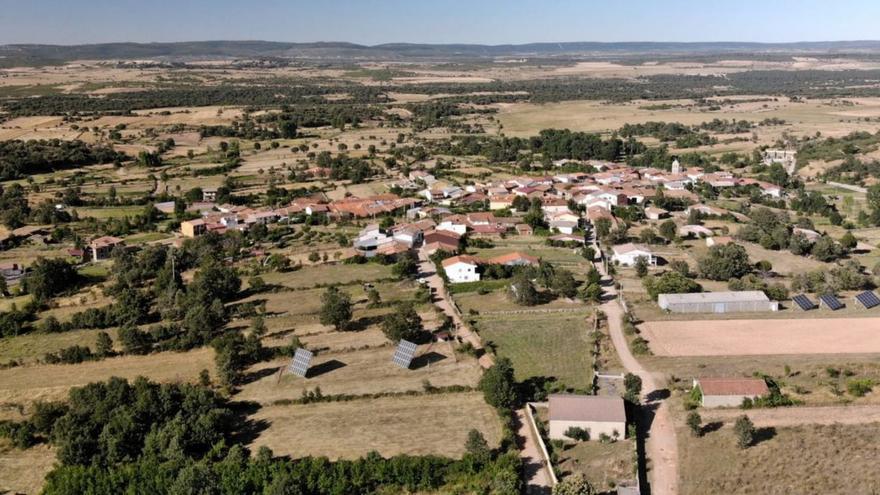 Vista de Grisuela y  reunión de los propietarios con técnicos de la Junta| |  CH. S.