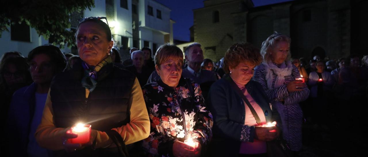 Varias mujeres sostienen velas en recuerdo a Imane en la concentración de repulsa en Valencia de Alcántara, este martes.