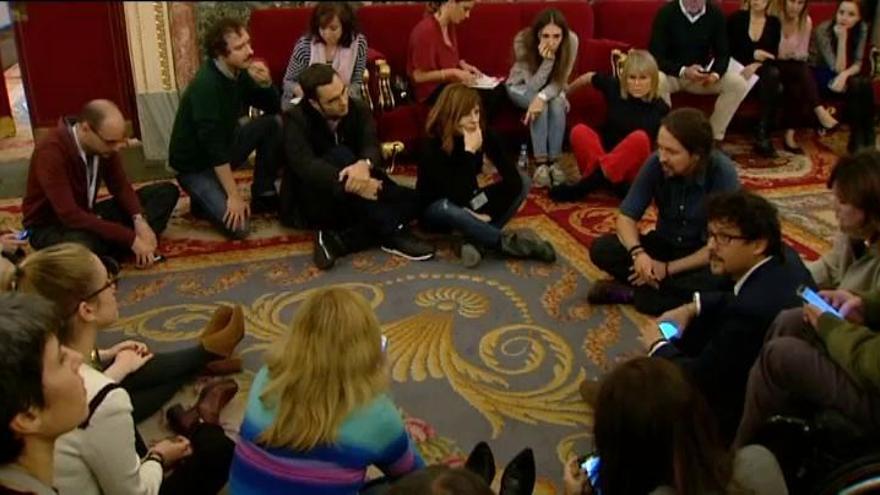Charla informal entre Iglesias y los periodistas sentados en el suelo del Congreso