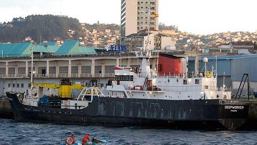 El &quot;Deepworker&quot; permanece atracado en la terminal de cableros