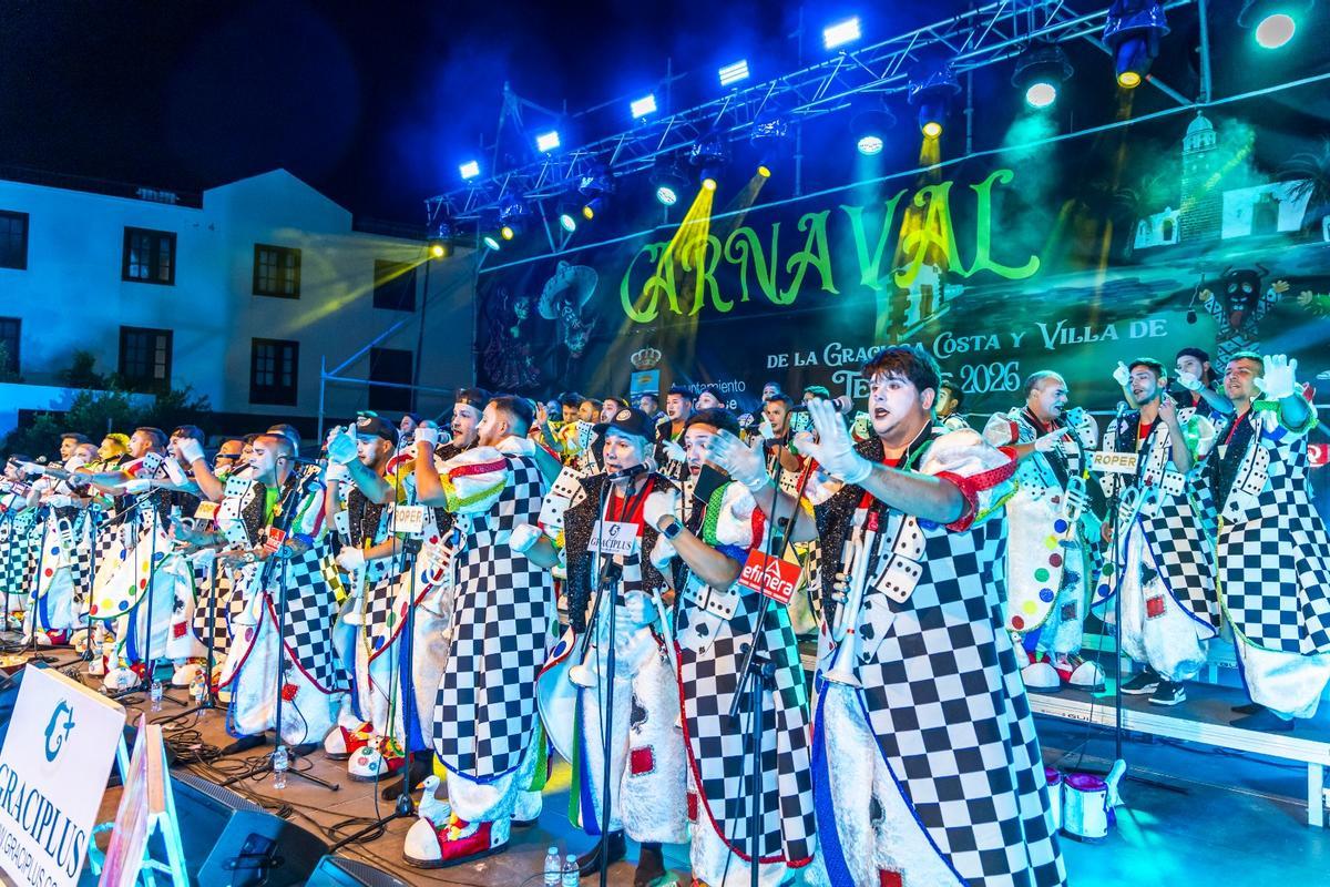 Encuentro de murgas adultas en el Carnaval de Costa Teguise 2026.