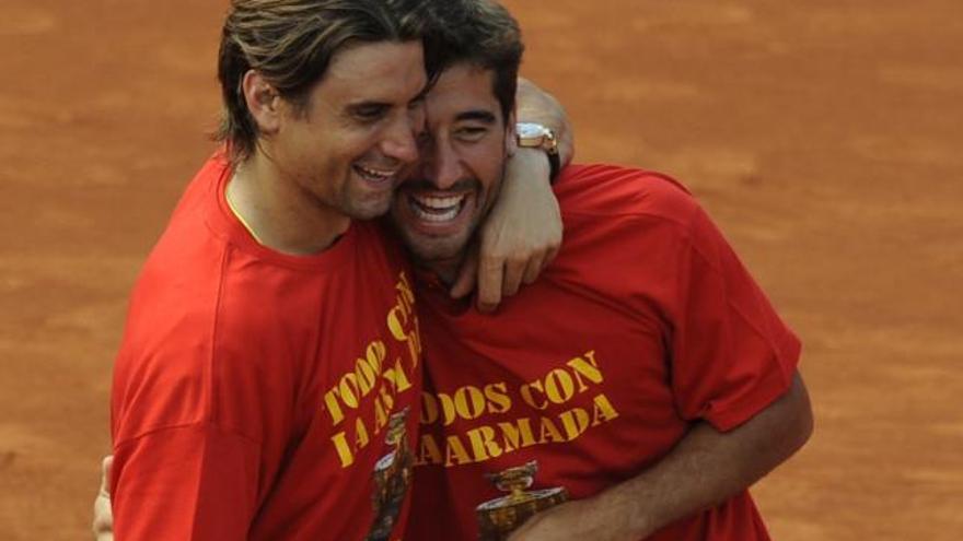 David Ferrer celebra con Marc López el paso de España a la final de la Davis