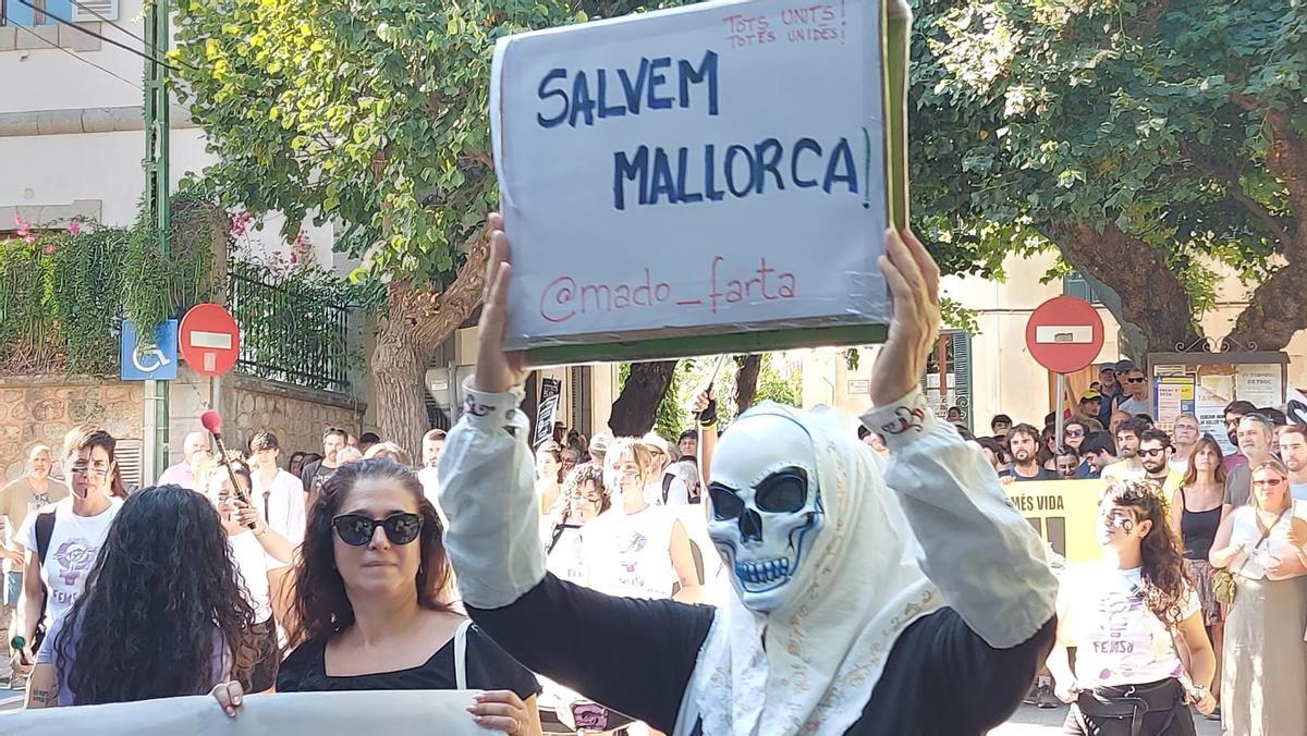 Auch die Symbolfigur des Toruismusprotests, Madó Farta, war in Sóller dabei