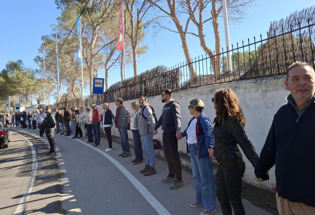La cadena humana que ha abrazado esta mañana el Tossa de l'Asprar