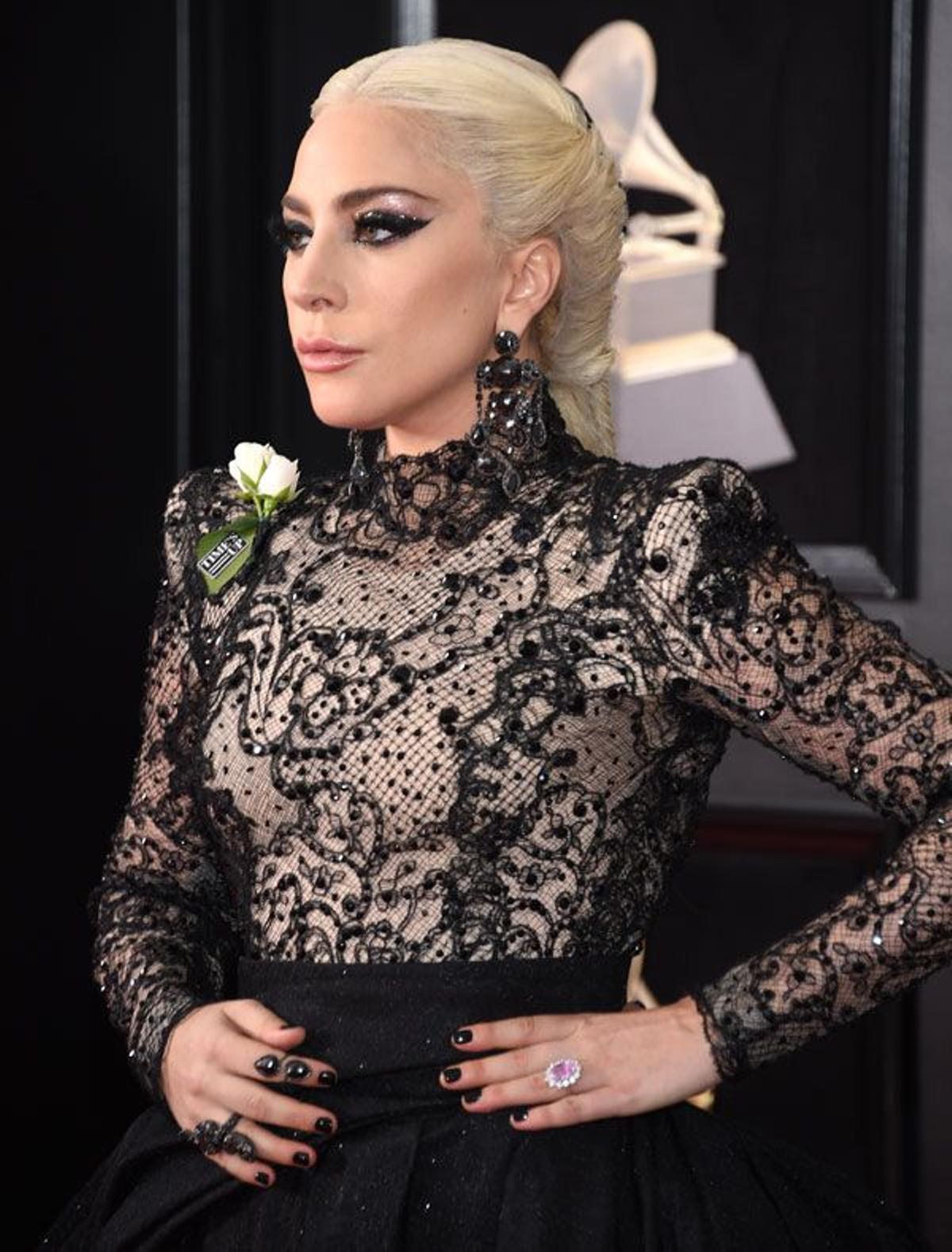 Lady Gaga con maquillaje con purpurina para los Premios Grammy 2018