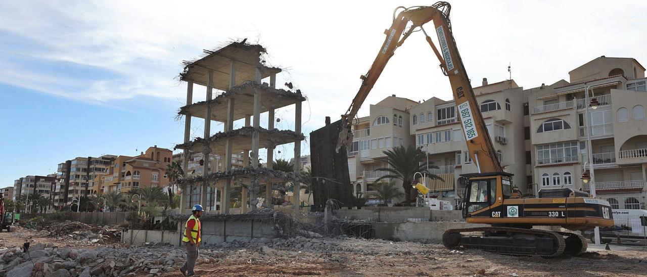 Lo que queda del hotel de Arenales, prácticamente reducido a escombros en su totalidad, después de una semana desde que comenzara la demolición. |