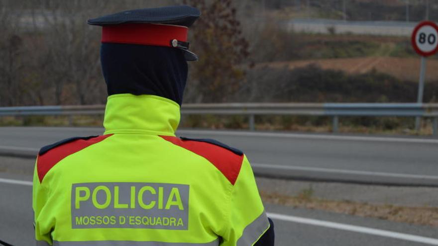 Un mosso salva una nena que s&#039;ofegava amb una llaminadura