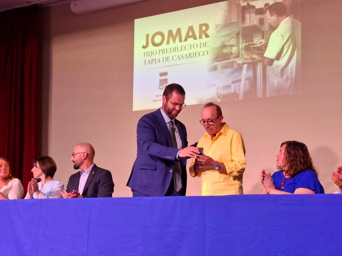 El el alcade Pedro Fernández entrega a Jomar el reconocimiento ante el resto de los miembros de la corporación..