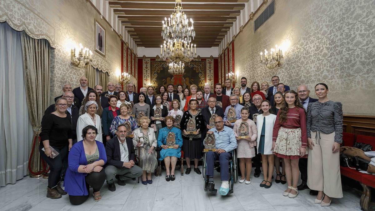 Foto de familia de los finalistas en el Ayuntamiento de Alicante.