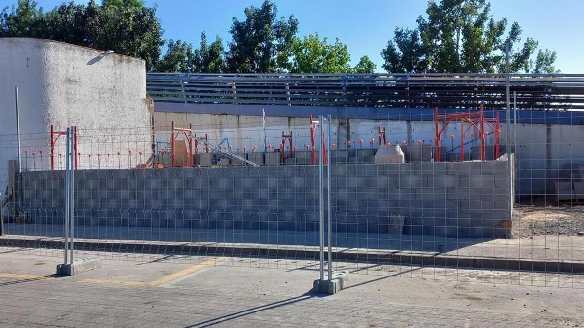 Ampliació de l'edifici de les ambulàncies del Mas Nou de Castelló d'Empúries.
