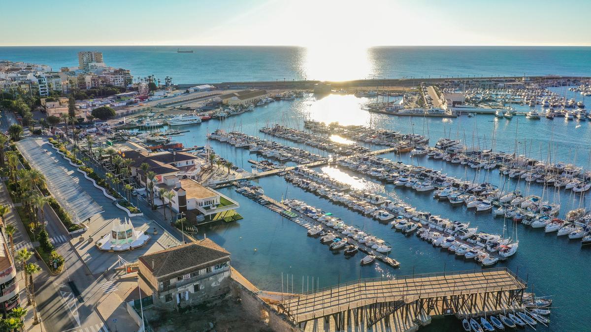 Puerto y bahía de Torrevieja en el centro del casco urbano