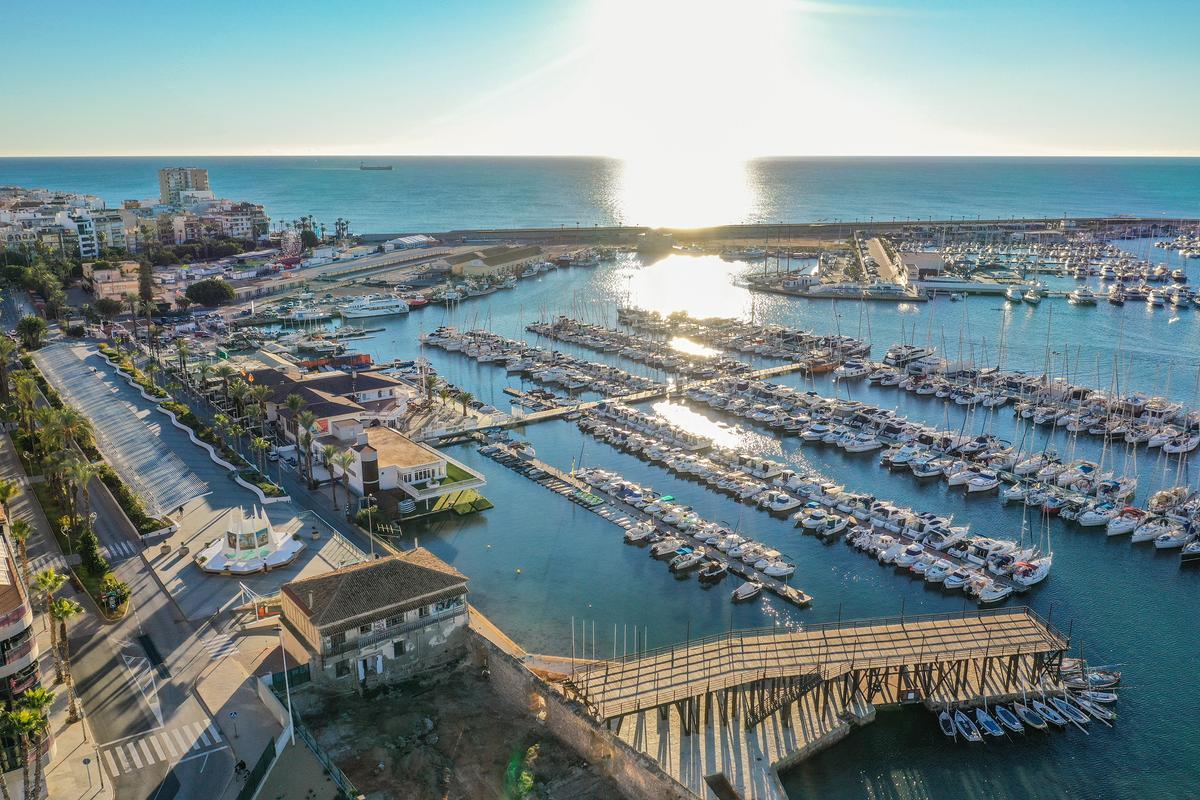 Puerto y bahía de Torrevieja en el centro del casco urbano