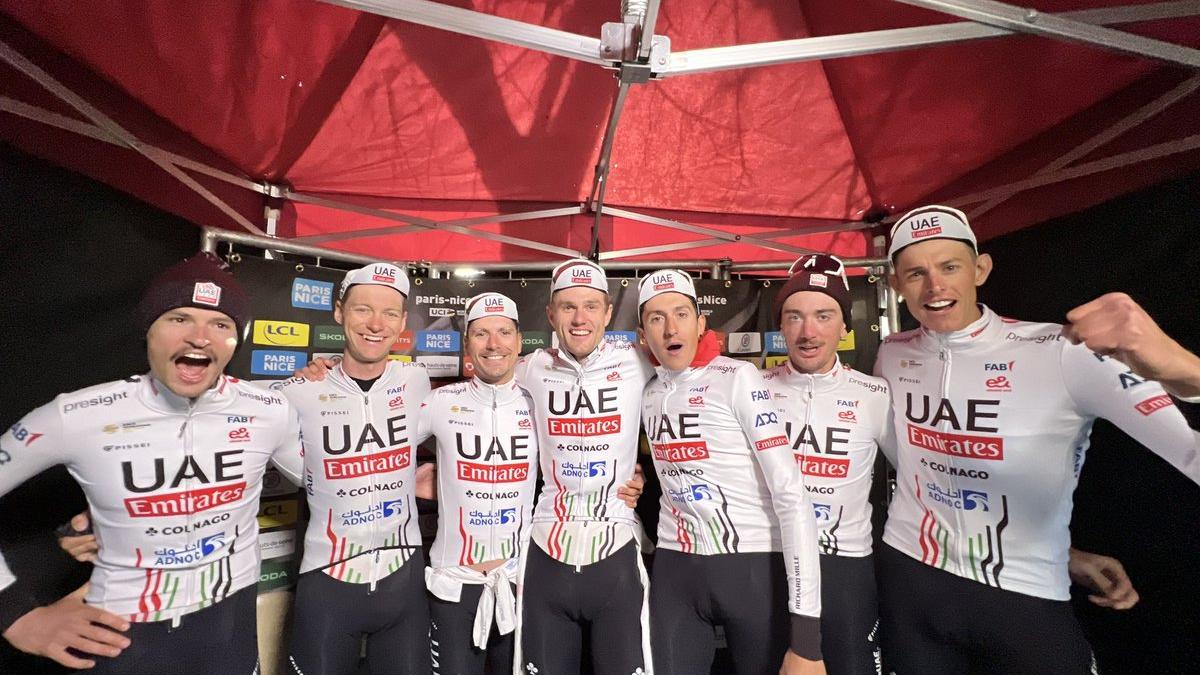 Los corredores de UAE celebran la victoria en la París-Niza