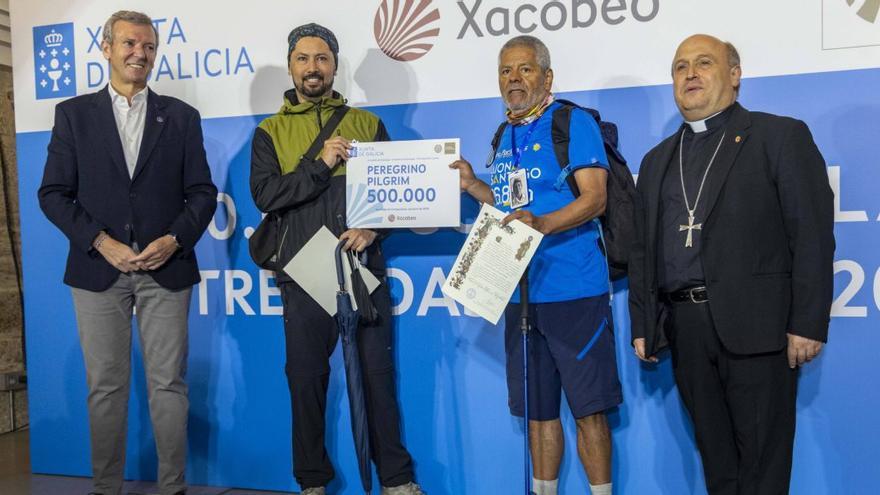 Rueda y monseñor Prieto, con el peregrino 500.000 de este año y su hijo