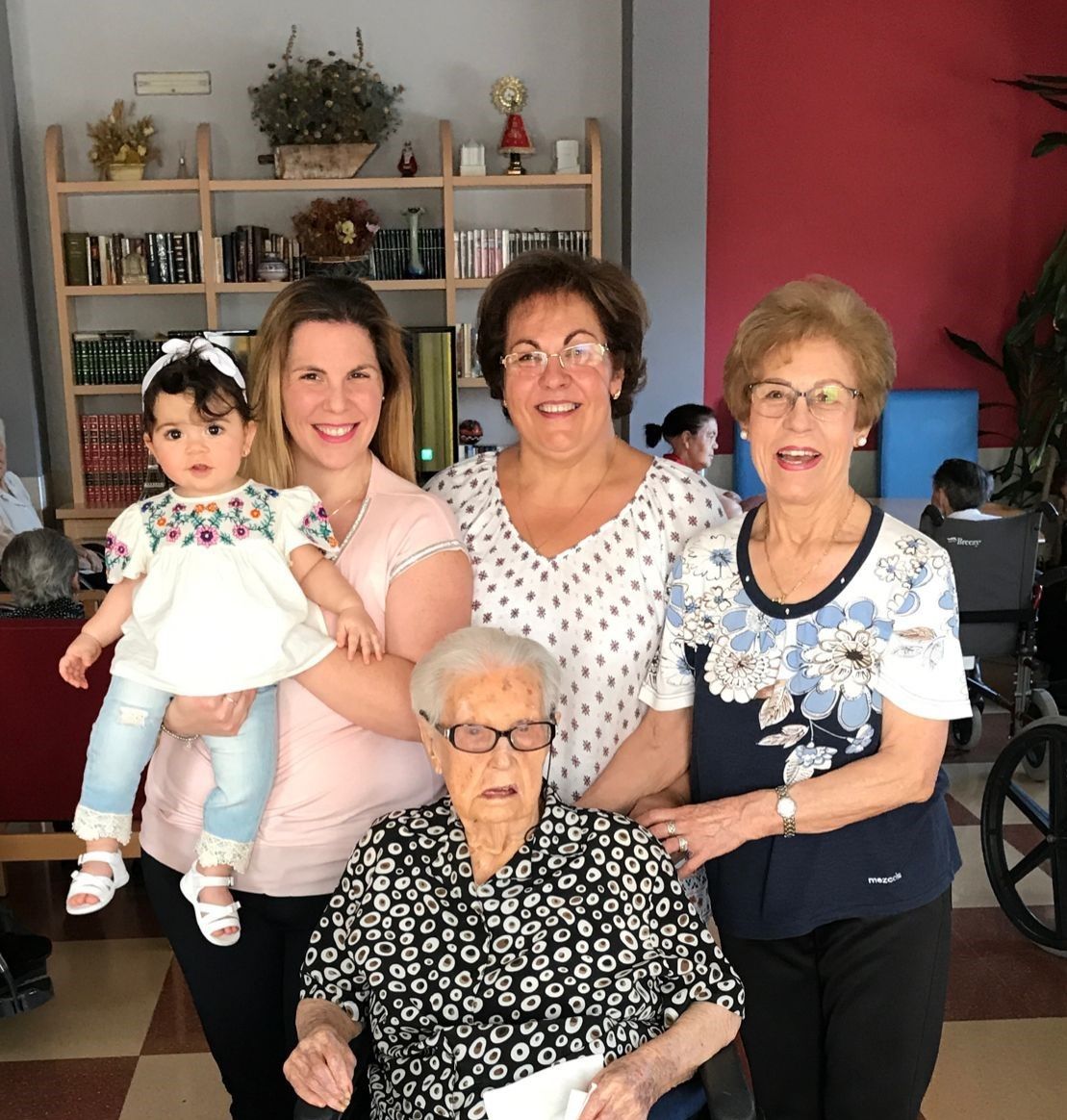 Carmen Vicente Vega con su hija, nieta, bisnieta y tataranieta. La imagen de cinco generaciones.