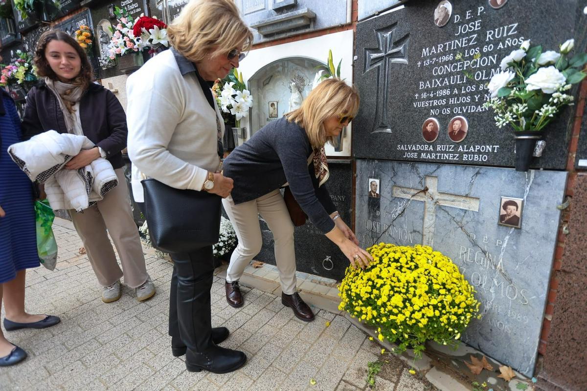 María Ángeles Ortí ante la lápida de sus suegros rota por la fuerza del agua.
