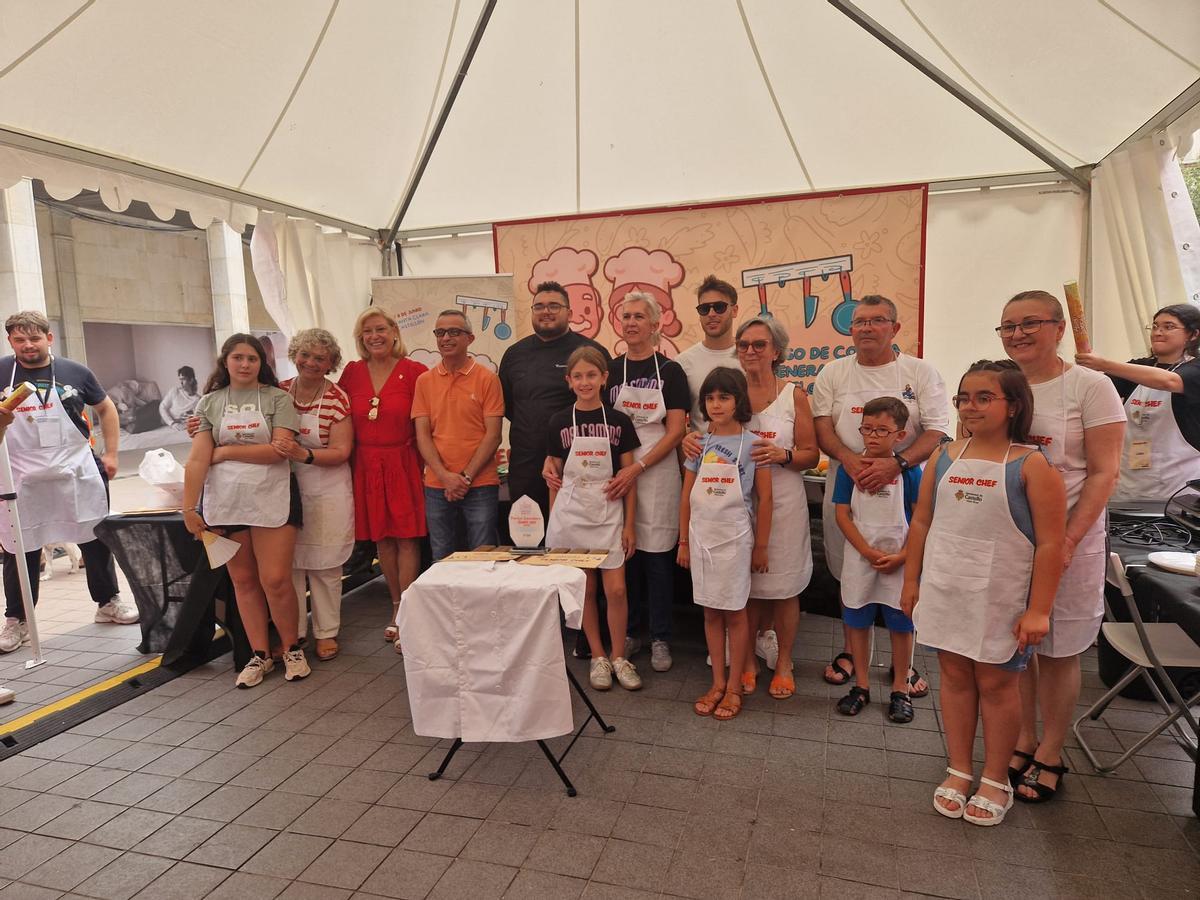 Mª Cruz y Noa junto a las otras cuatro parejas finalistas del concurso 'Senior Chef'.