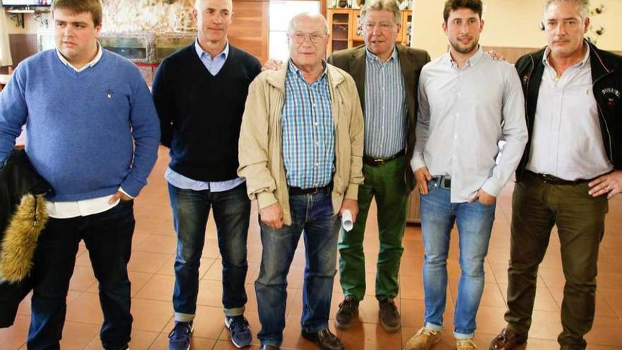 El cuerpo técnico del Marino, con Luis Gallego y Pulgar en el centro.