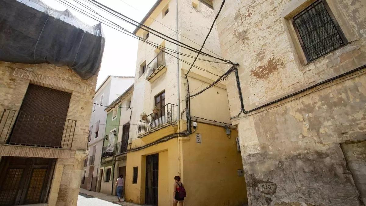 Inmueble de la calle Urios donde se proyectan dos viviendas para jóvenes. La planta baja fue un pub.
