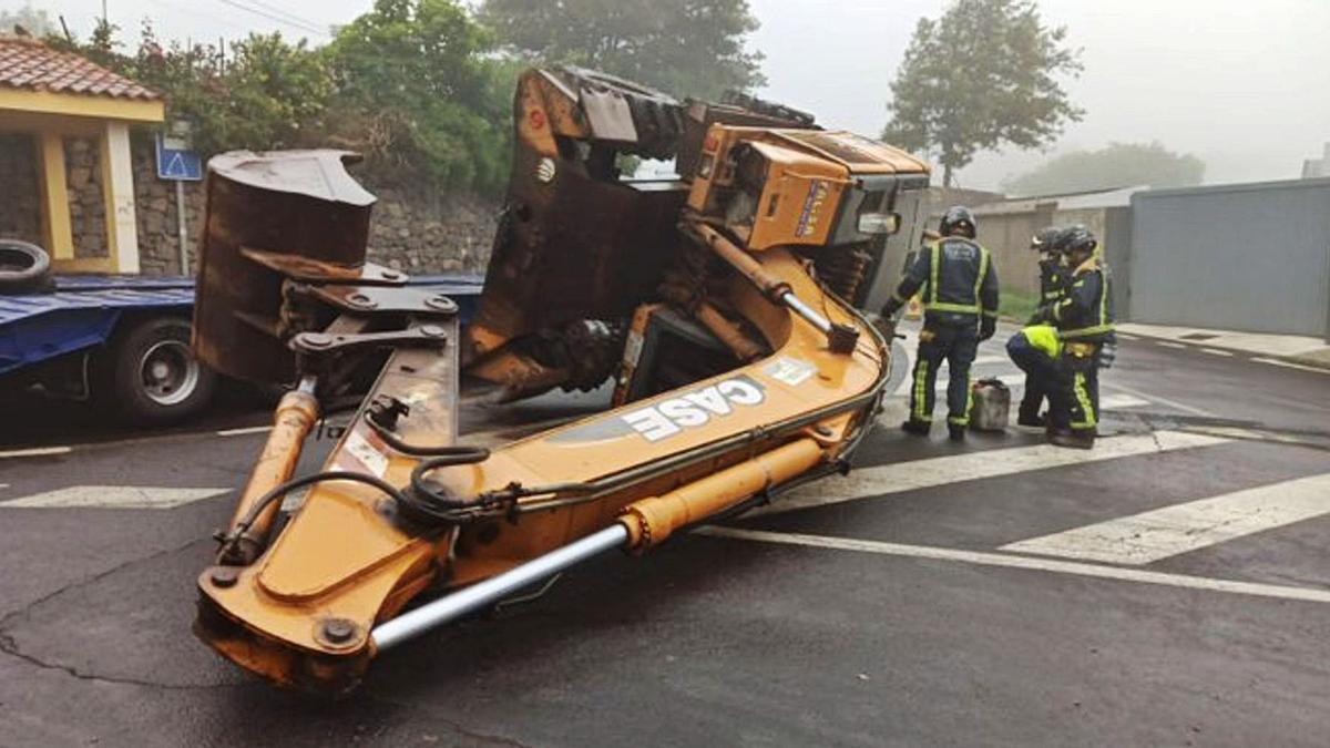 Máquina retroexcavadora que volcó ayer en La Esperanza. | | BOMBEROS DE TENERIFE