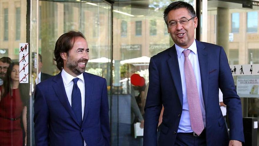 Josep Maria Bartomeu y su abogado, este lunes en el juzgado.