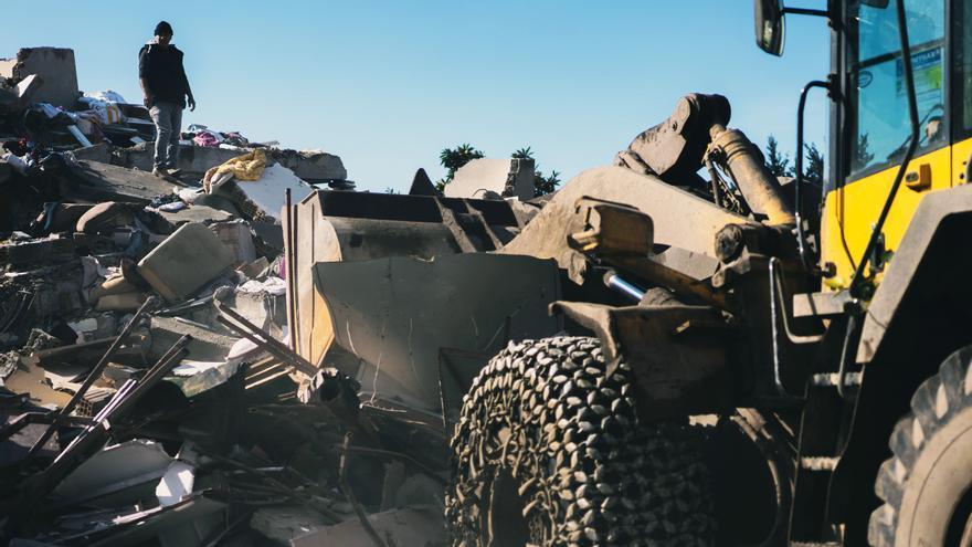 Una máquina retira los escombros de un edificio derrumbado por el terremoto en Antakya.