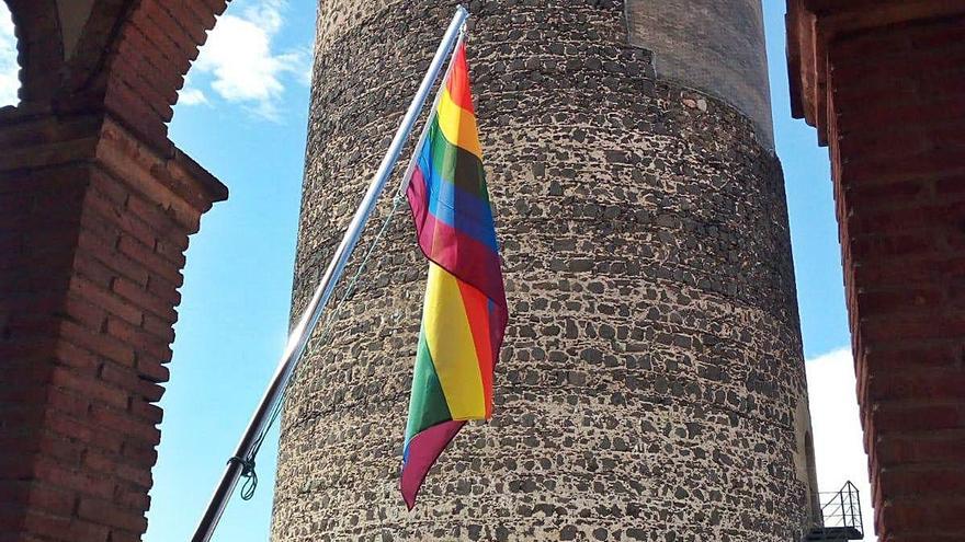 La bandera LGTBI penja del balcó de l&#039;ajuntament d&#039;Hostalric des de divendres.