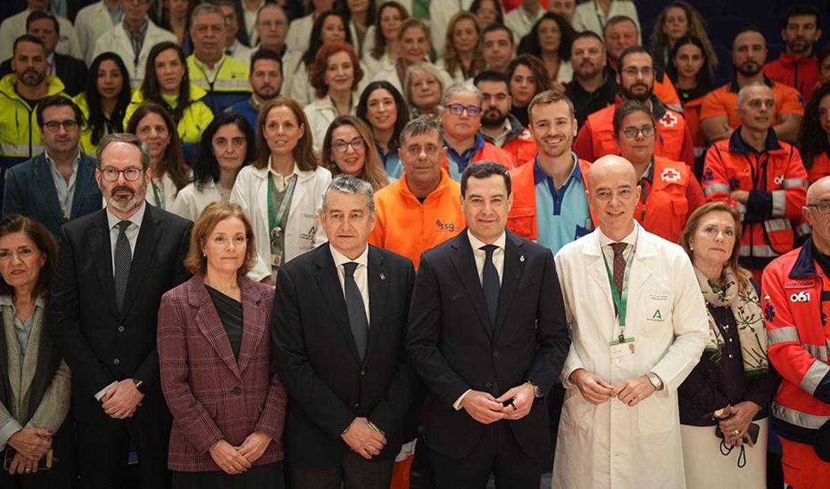 Juanma Moreno y Antonio Sanz, junto a responsables del hospital, y parte de los sanitarios que intervinieron en el accidente de Adamuz.