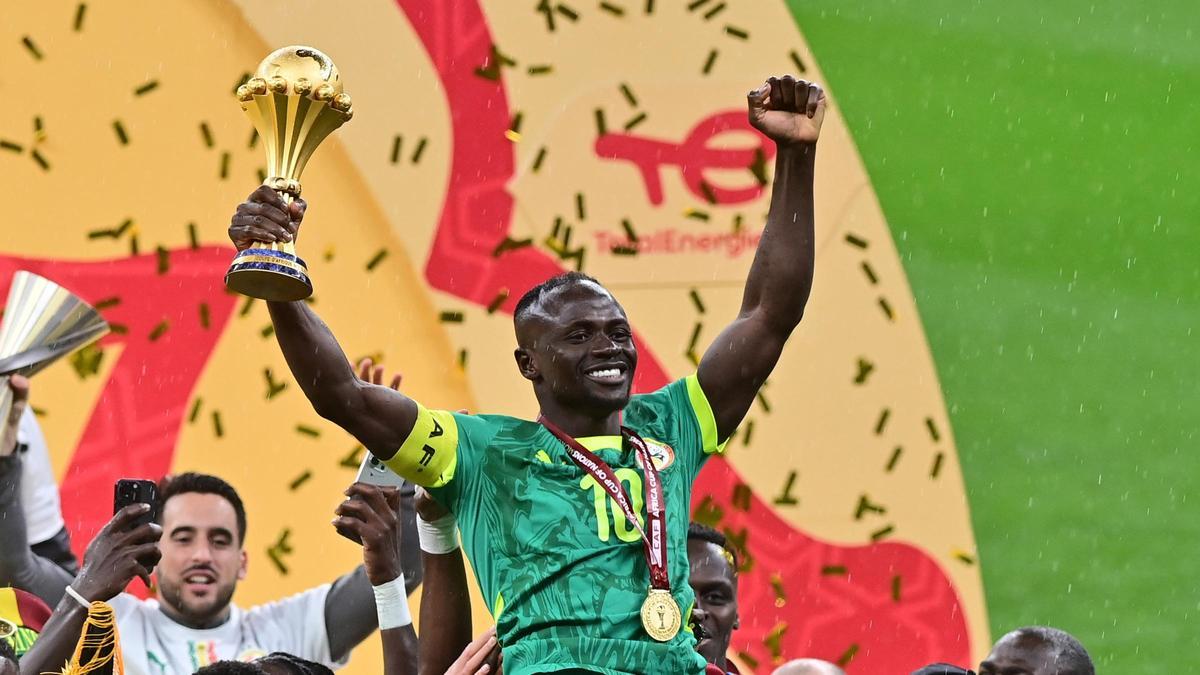 Sadio Mané, capitán de Senegal, celebra el título de la Copa de África.