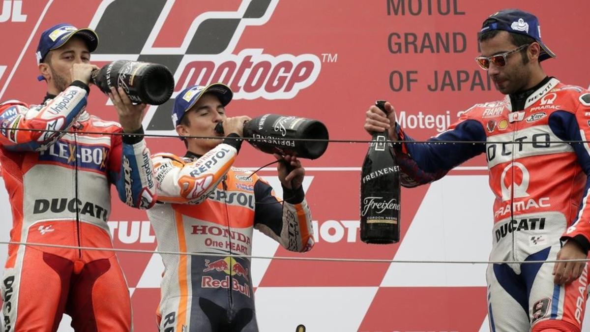 Andrea Dovizioso, Marc Márquez y Danilo Petrucci, en el podio del GP de Japón.