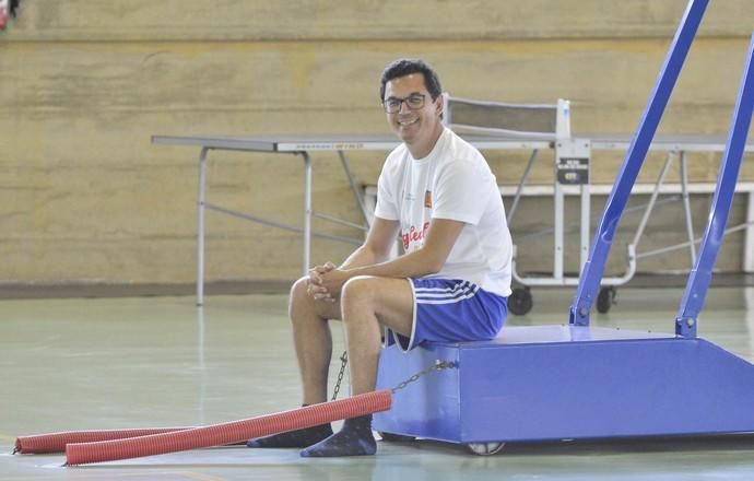 LAS PALMAS DE GRAN CANARIA. Fernando Clavijo participa junto a candidatos de la formación nacionalista y de otras fuerzas políticas en el partido de fútbol sala ?Una goleada al fracaso? organizado por el Club Deportivo Evangélico.  | 16/05/2019 | Fotógrafo: José Pérez Curbelo