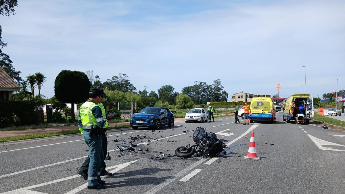 Estado en el que quedó la motocicleta tras impactar contra el vehículo en la PO-307